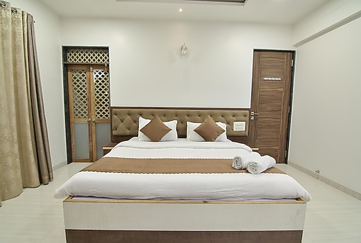 3BHK Solitaire Villa by Jalanta Stays