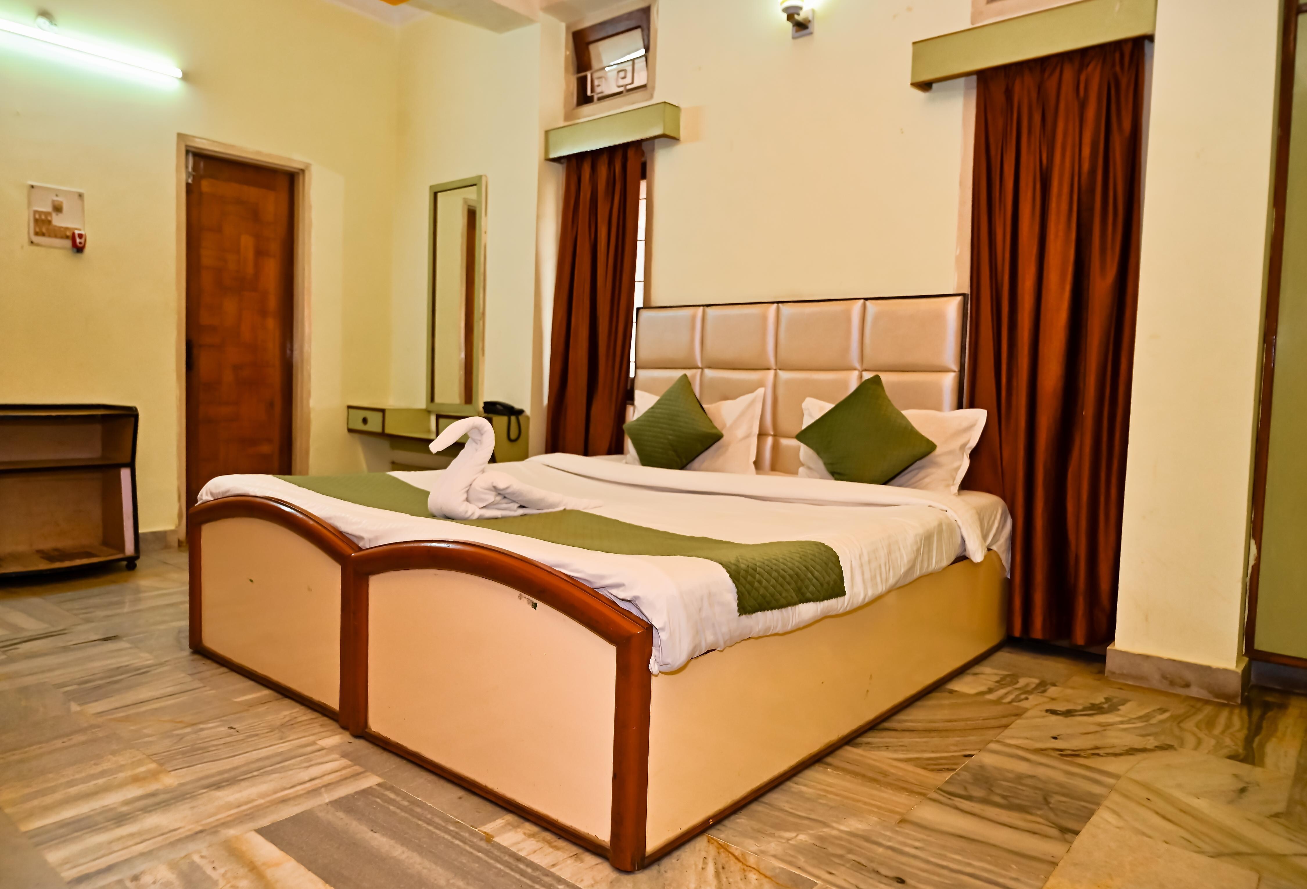Holiday-inn Guest House - Tap to explore photos