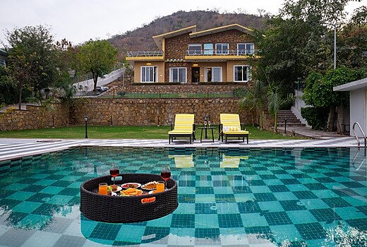 ELIVAAS Festiva Mansion 3 BHK Villa With Pvt Pool & Garden