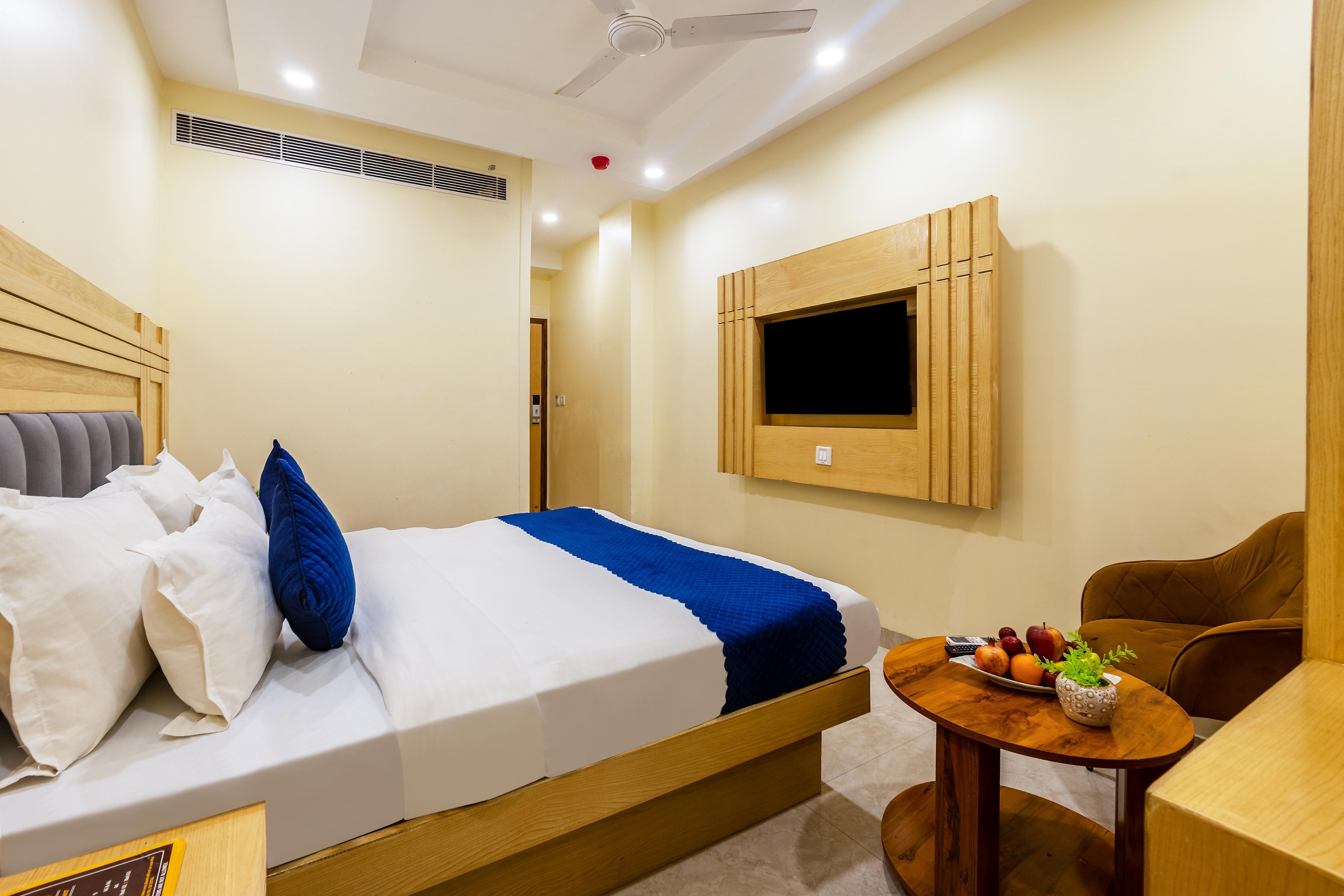 Hotel Guru Preet @ 2min From New Delhi Railway Station - Tap to explore photos