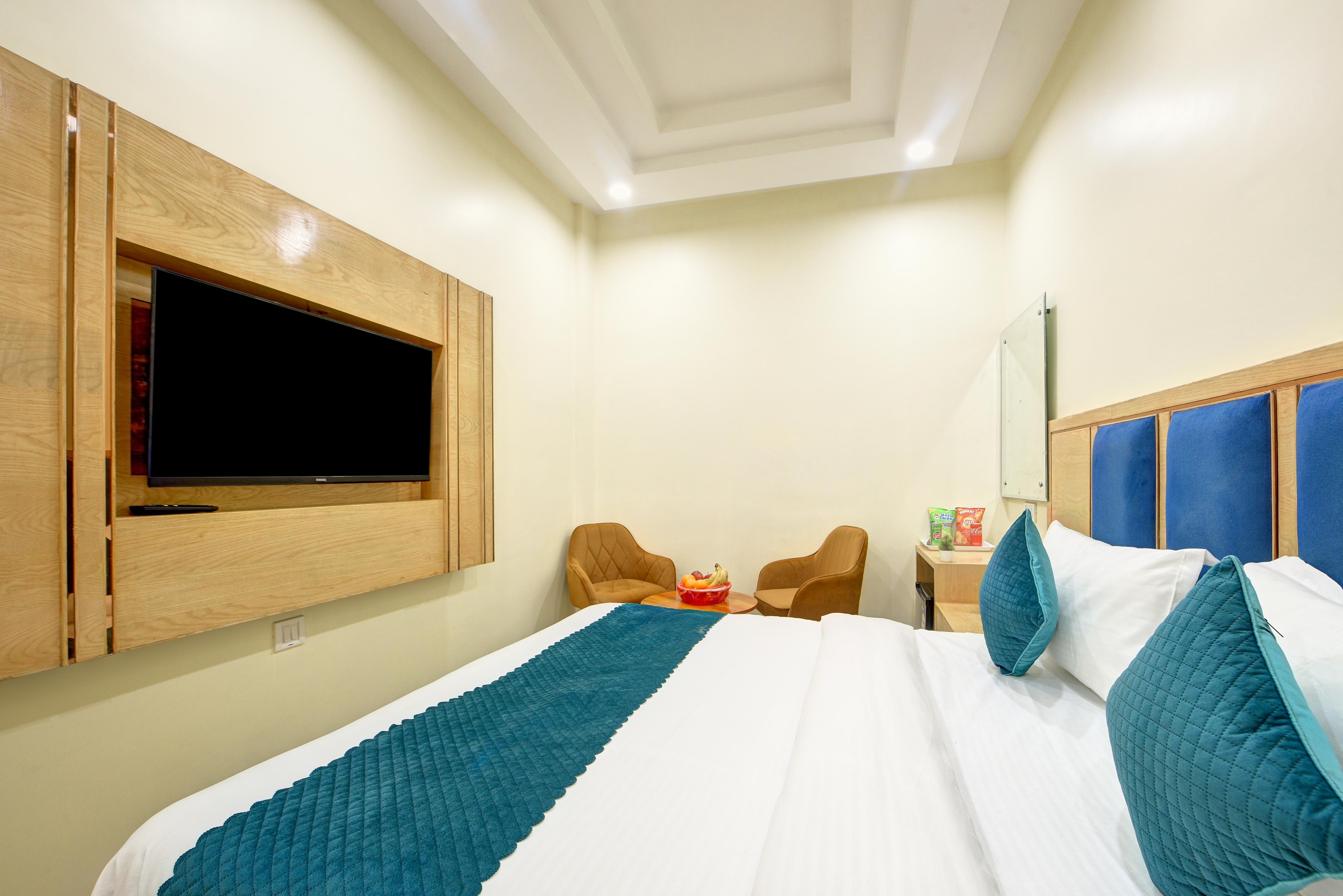 Hotel Guru Preet @ 2min From New Delhi Railway Station - Tap to explore photos