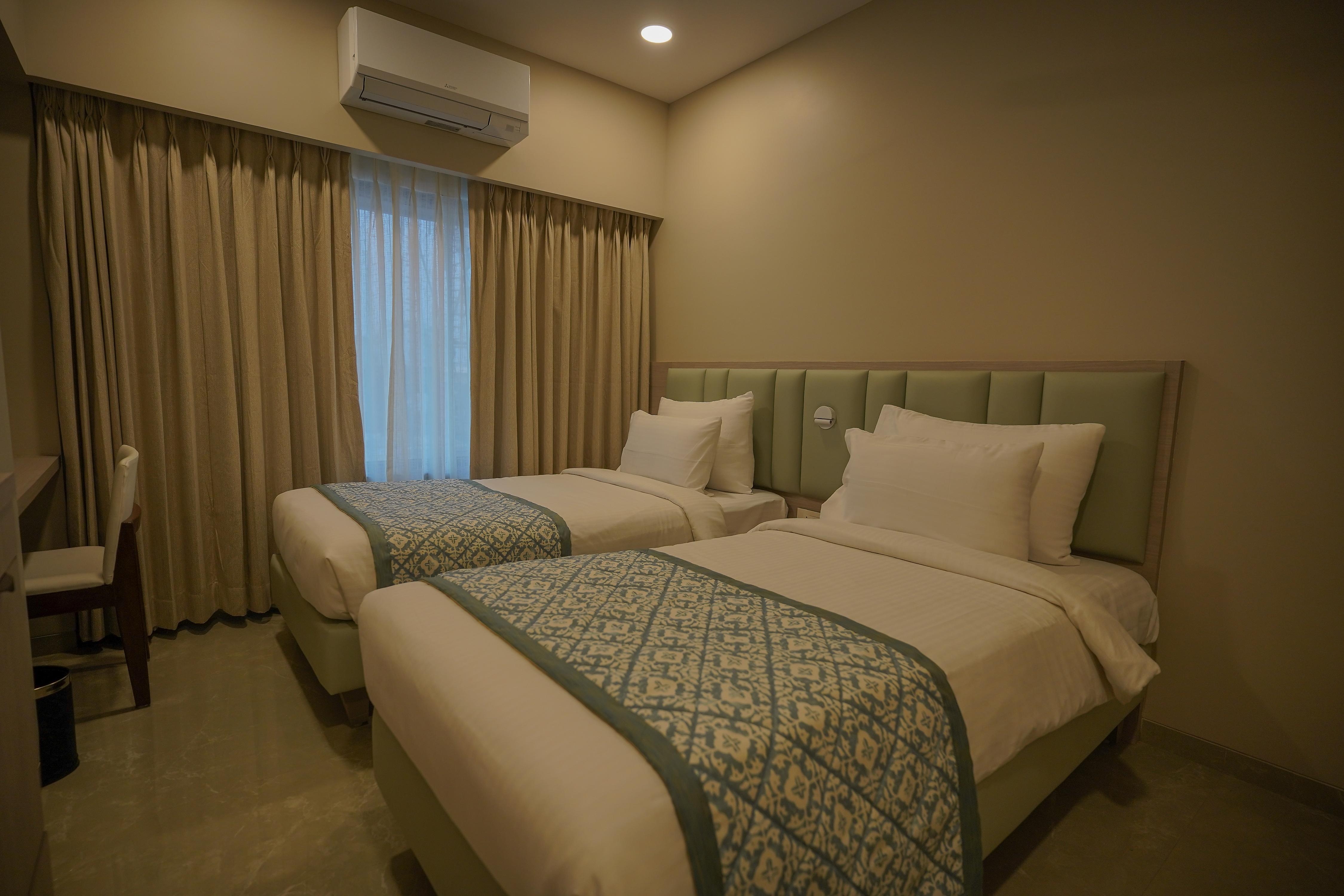 DELUXE ROOM-TWIN BED 1