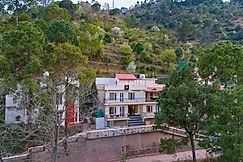 Alaya Stays Captains Nest 3 BHK Retreat With Garden & Scenic Views, Kasauli