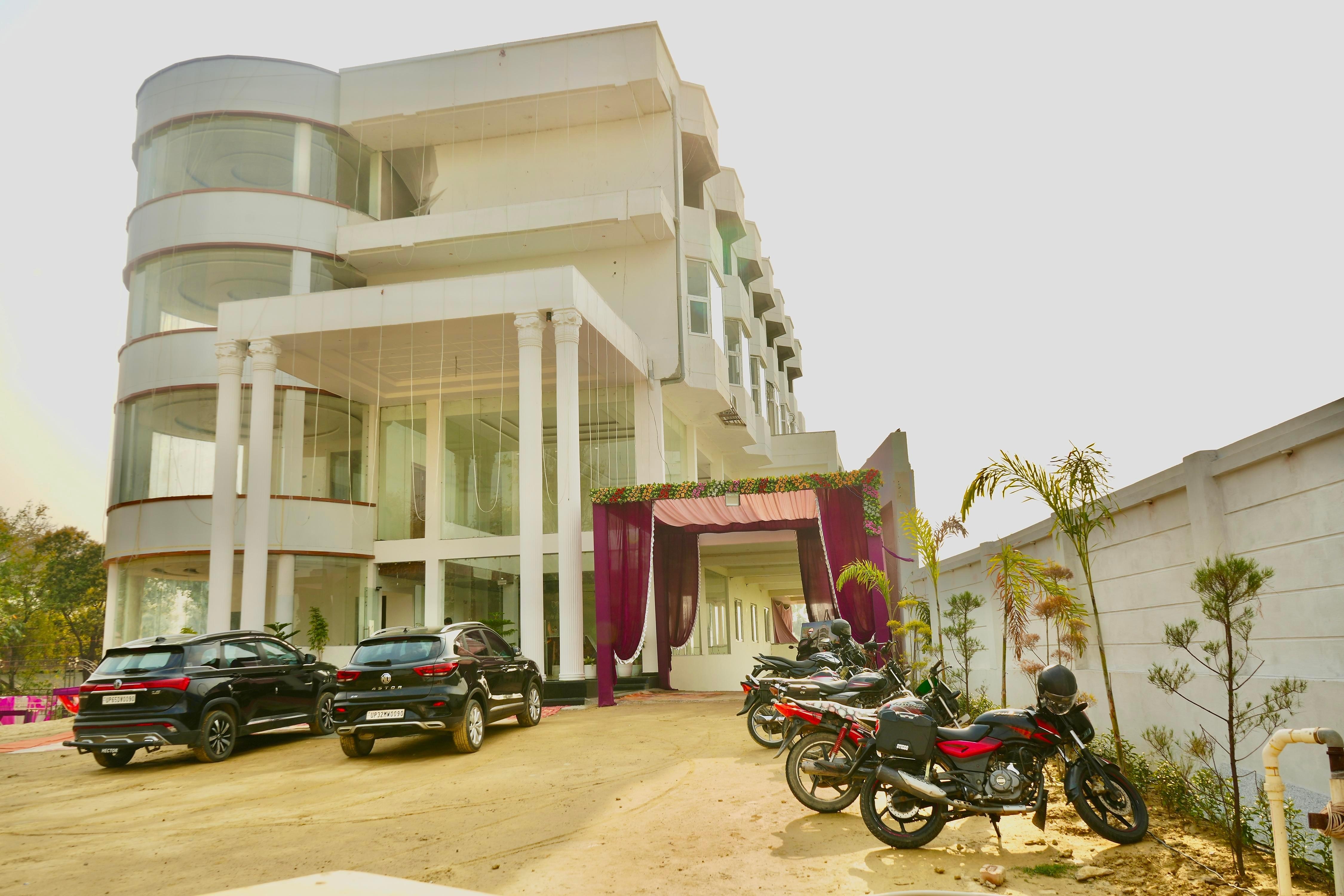 JMS Grand Hotel - Tap to explore photos