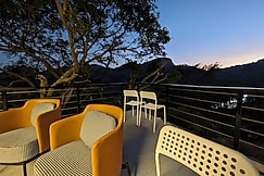 Retro Glass, Mount Abu