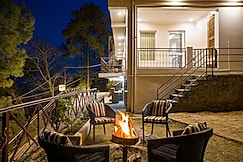 Charming 2 BHK Hilltop Hideaway with Garden & Scenic Views, Kasauli