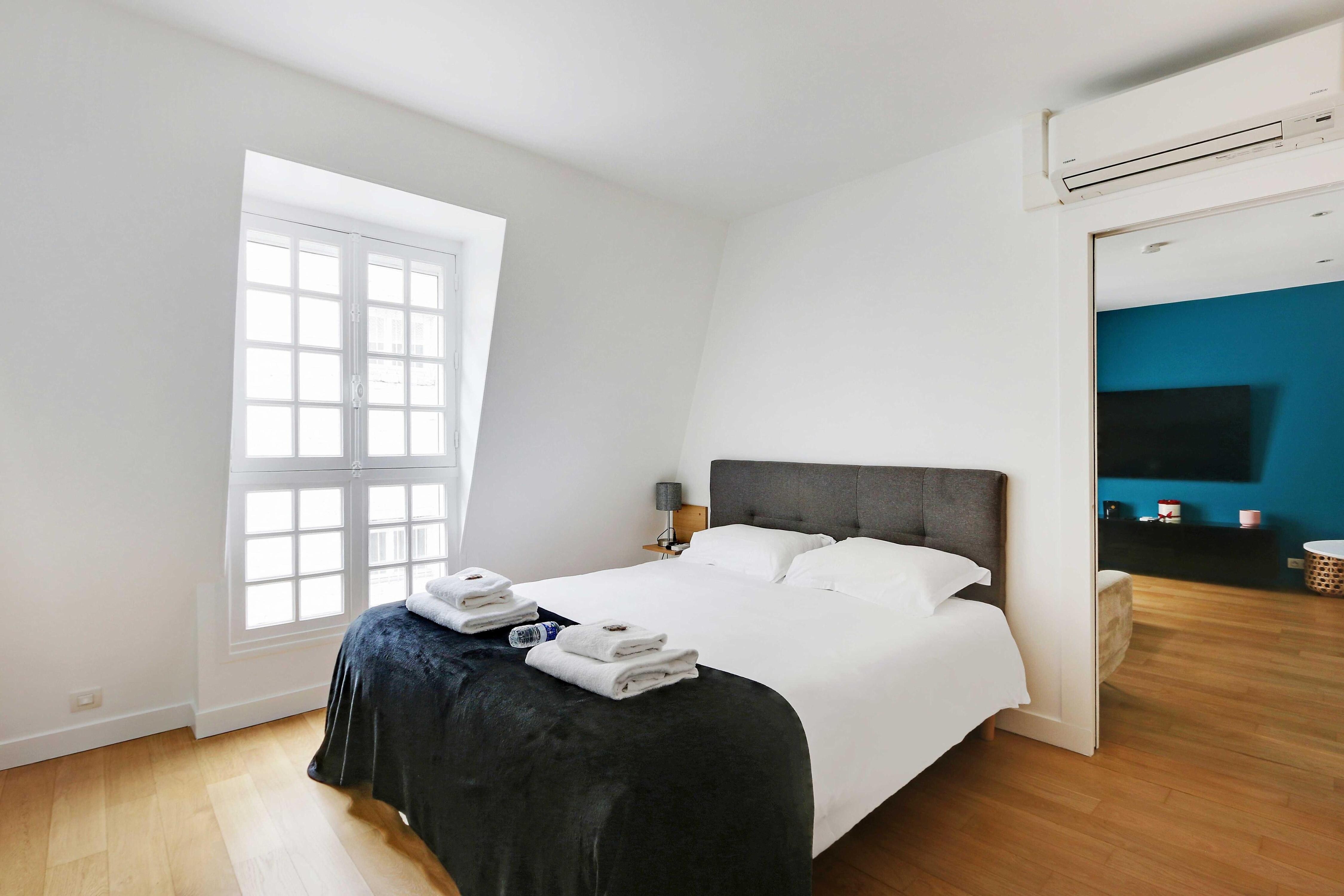 Elegance and Comfort with A/C - Arc de Triomphe - Tap to explore photos