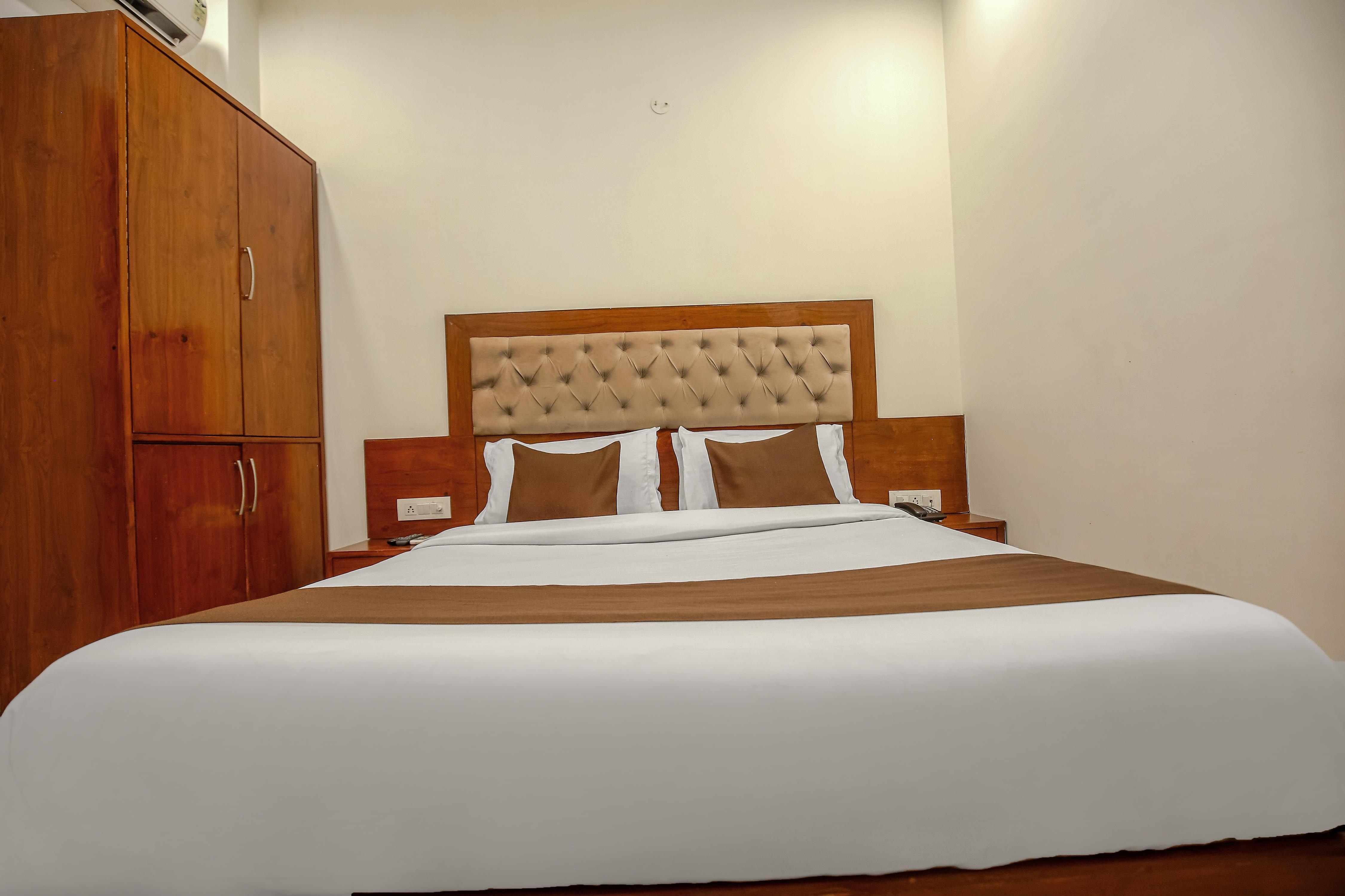 Hotel RK Residency Opposite ISBT Sector 43 Chandigarh - Tap to explore photos