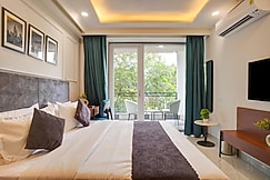 Saltstayz Premier - Arjun Marg & Golf Course Road