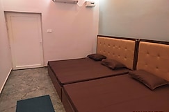 Nigam Guest House Ground floor 300m Ram mandir, Ayodhya