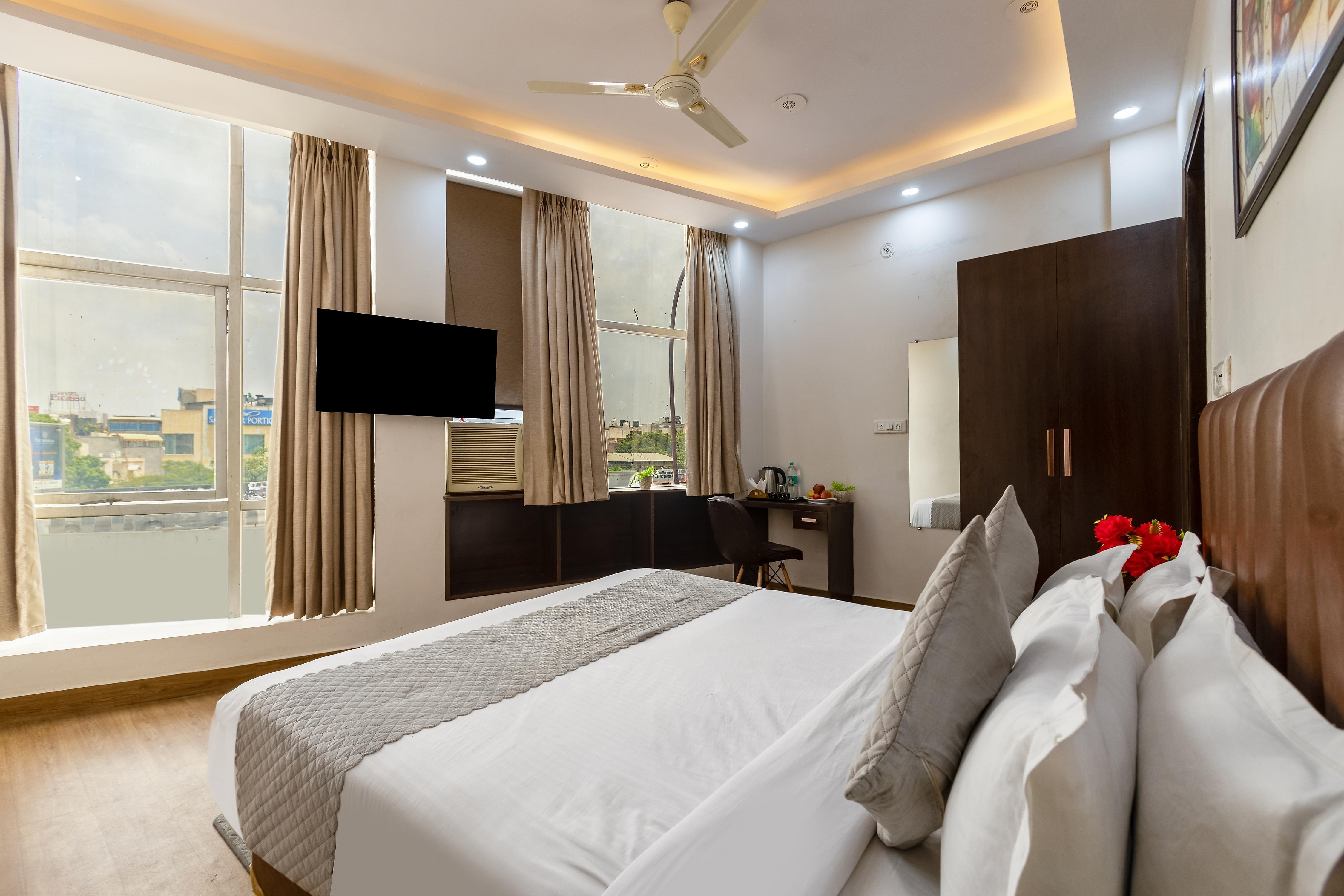 Mannat Green Hotel near Naraina Metro Station - Tap to explore photos