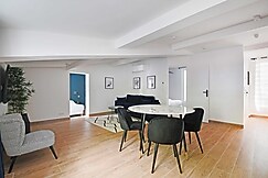Elegant Montmartre Retreat 2BR for 6 Guests, Paris