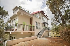 TheOpulence @ Scarlett peaks | 4 bhk luxe villa w/Pool table & Home Theatre, Kufri