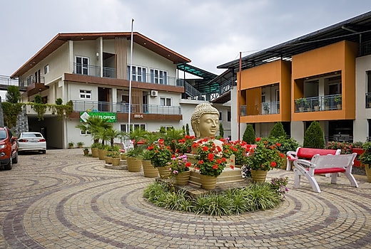 Alaya Stays Cliff Vallis | 3 BHK Hill View Apartment with Balcony & Common Play Zone