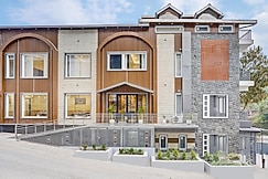 Perched Bliss Retreat Hotel -Just Minutes from Dharampur, Kasauli