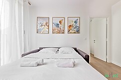 Sunny Haven with Balcony Sleeps Near Disney and Paris, Paris