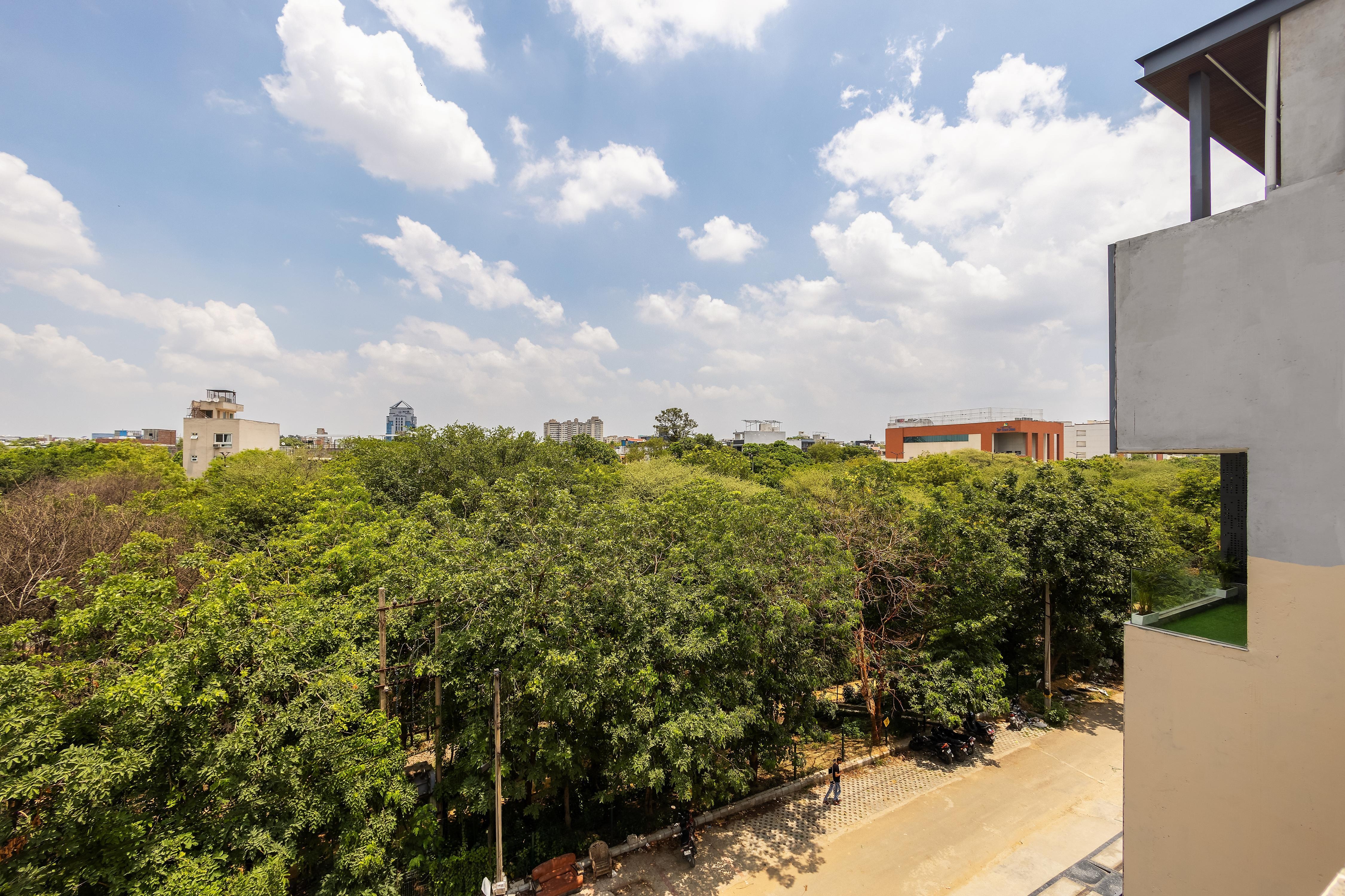 Limewood Stay Premier - Golf Course Road, Sector 42 - Tap to explore photos