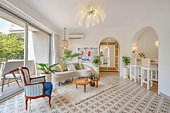 Sereno Santorini 2bhk Greek vibes w/ pvt jacuzzi near Candolim, Goa