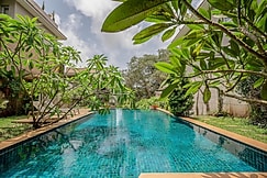 Sereno Santorini 2bhk Greek vibes w/ pvt jacuzzi near Candolim, Goa