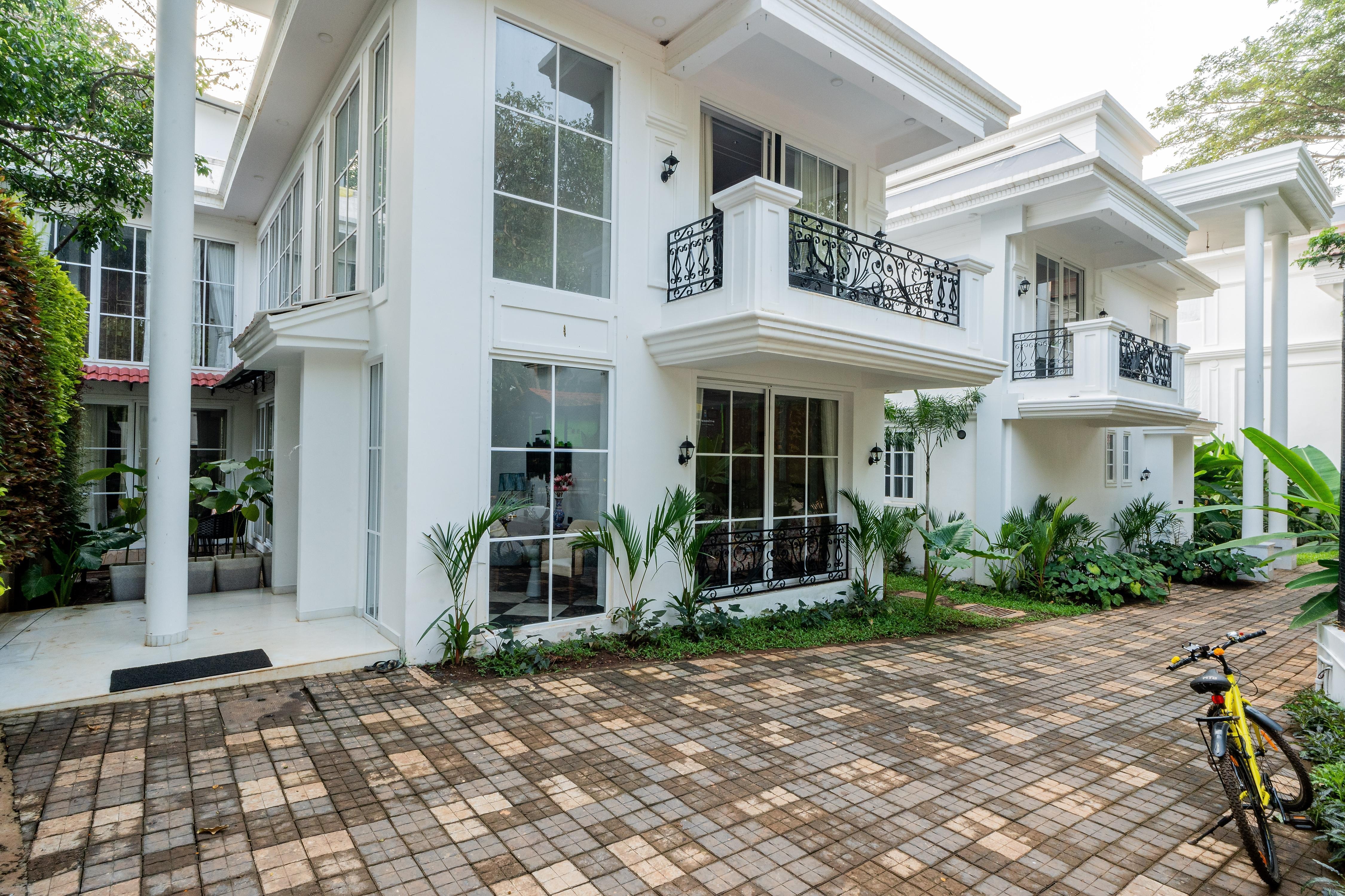 ELIVAAS Prive Suntuarios Casa Ikkebana | 4 BHK With Jacuzzi, Pvt Pool & Bar - Tap to explore photos