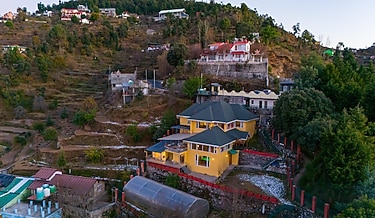 ELIVAAS Silverstone 6 BHK villa with Garden & Gaming Zone 