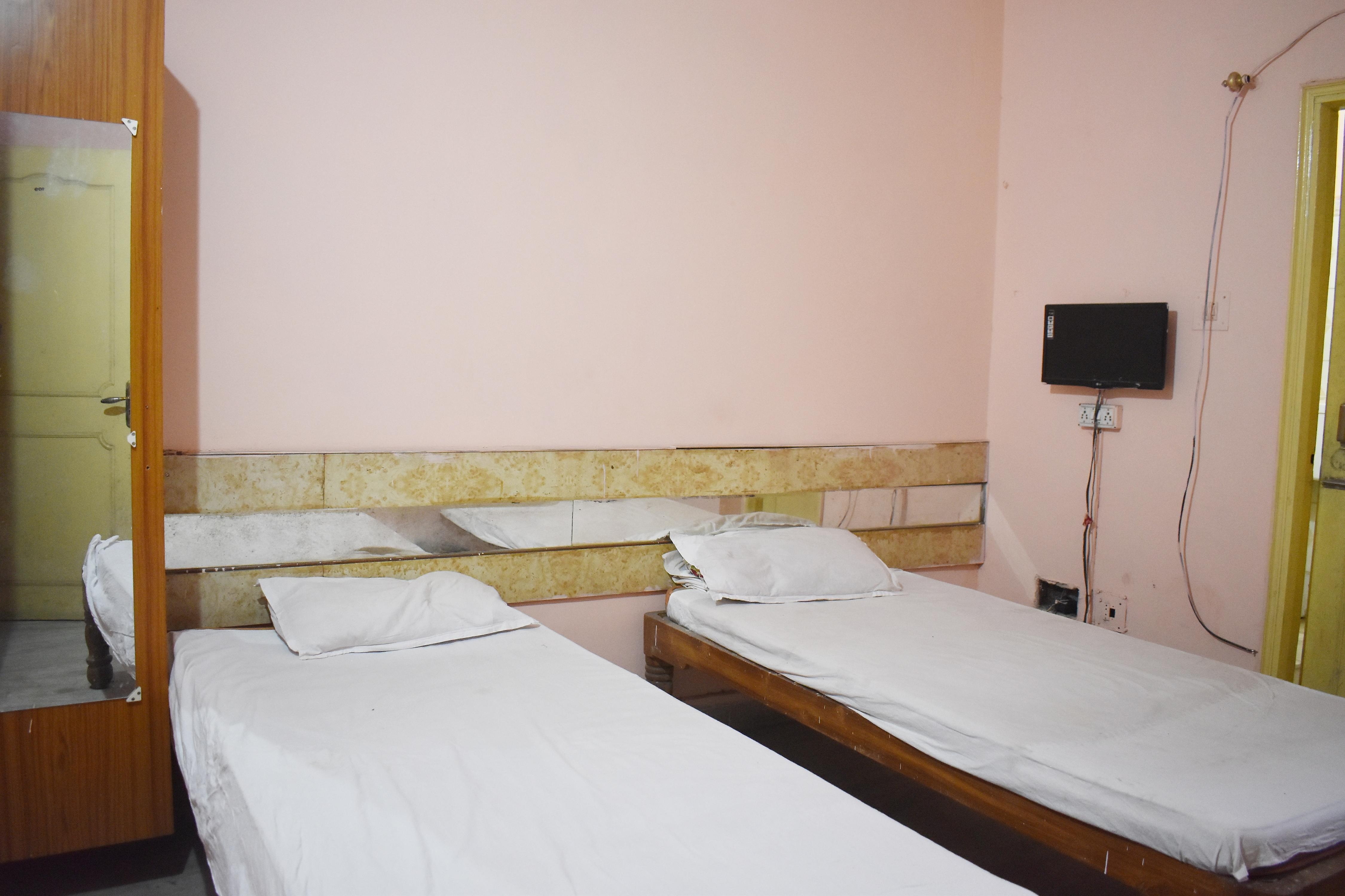 Shri Sai Guest House - Tap to explore photos