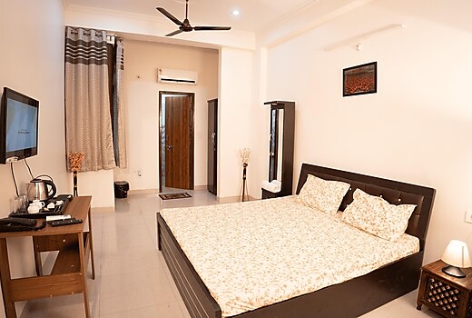 Near Ambedkar Park With Kitchen & Free Breakfast