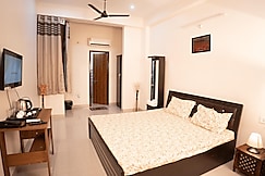 Near Ambedkar Park With Kitchen & Free Breakfast, Lucknow