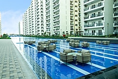 Central Park 2BR Apt Near Gurugram Wid pool Access, Sohna