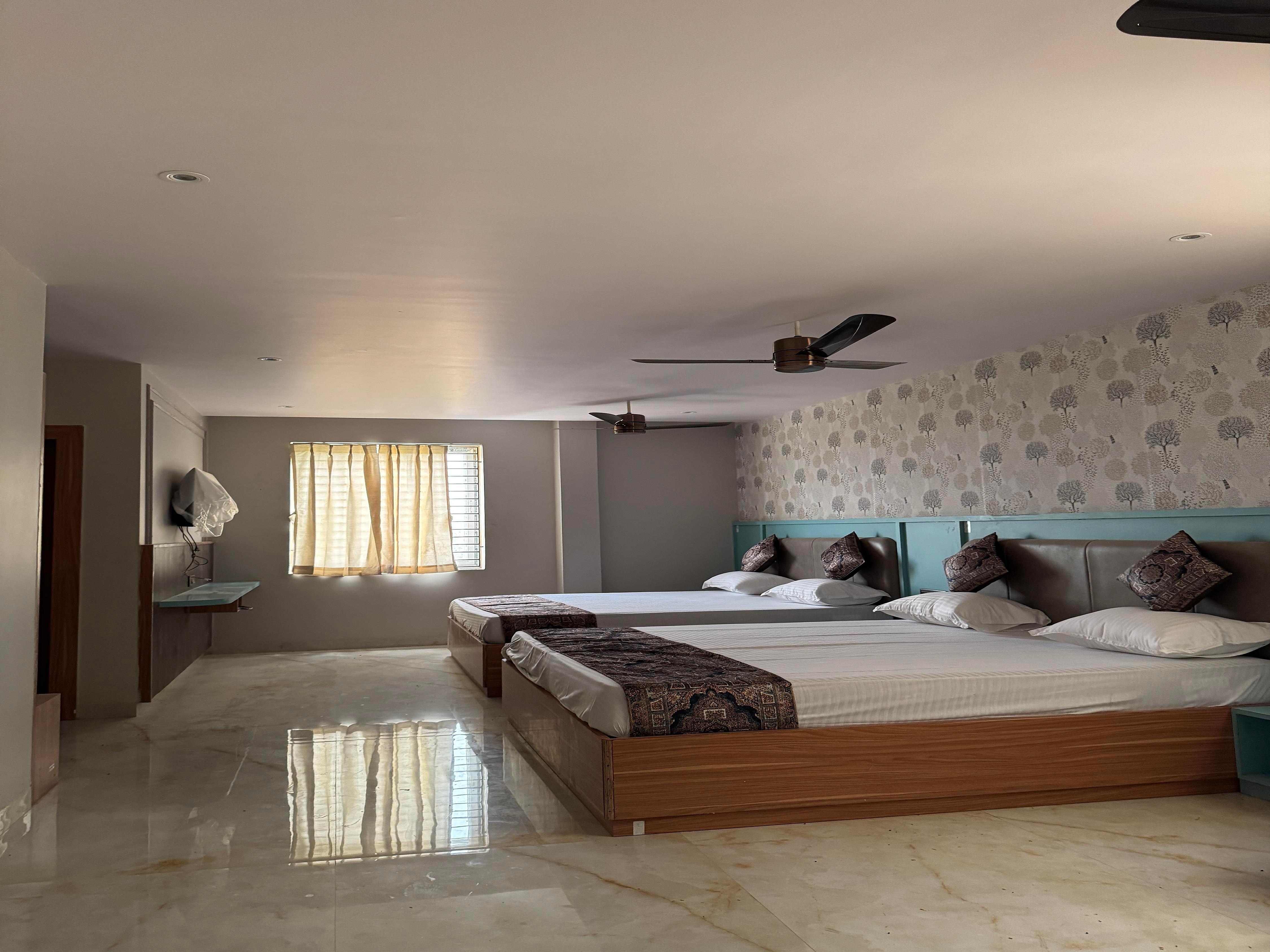 Spotlight Hotel& Lodge - Tap to explore photos
