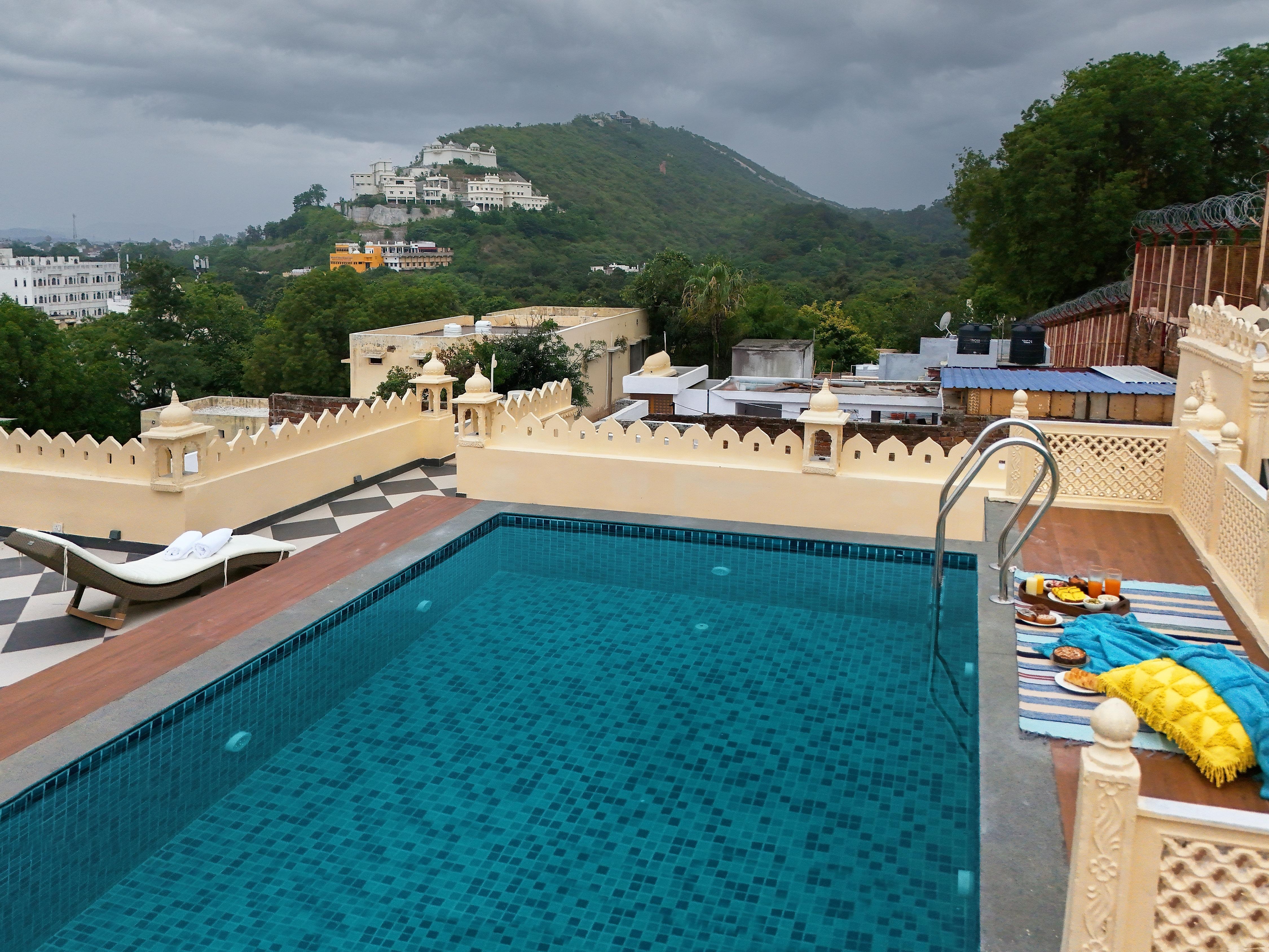 SaffronStays Rang Havelii Deluxe - Tap to explore photos