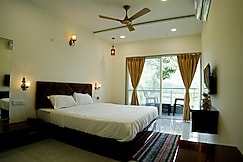 Hotel Green Hills, Mangaon