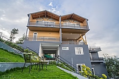 Alaya Stays Trios Top Pet friendly room with Valley views, Almora