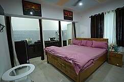 Peaceful Ac Studio with Kitchen and Terrace, Patna