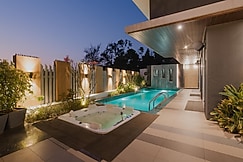 5BR W/Heated Pool /Jacuzzi/Steam By Aaramghar Stays, Lonavala