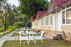 House of Hive | Himalayas View | 5BR by Homeyhuts, Mukteshwar