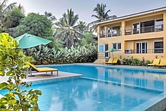 1BHK w Balcony and Pool - 5 mins to Candolim Beach | Hireavilla, Goa