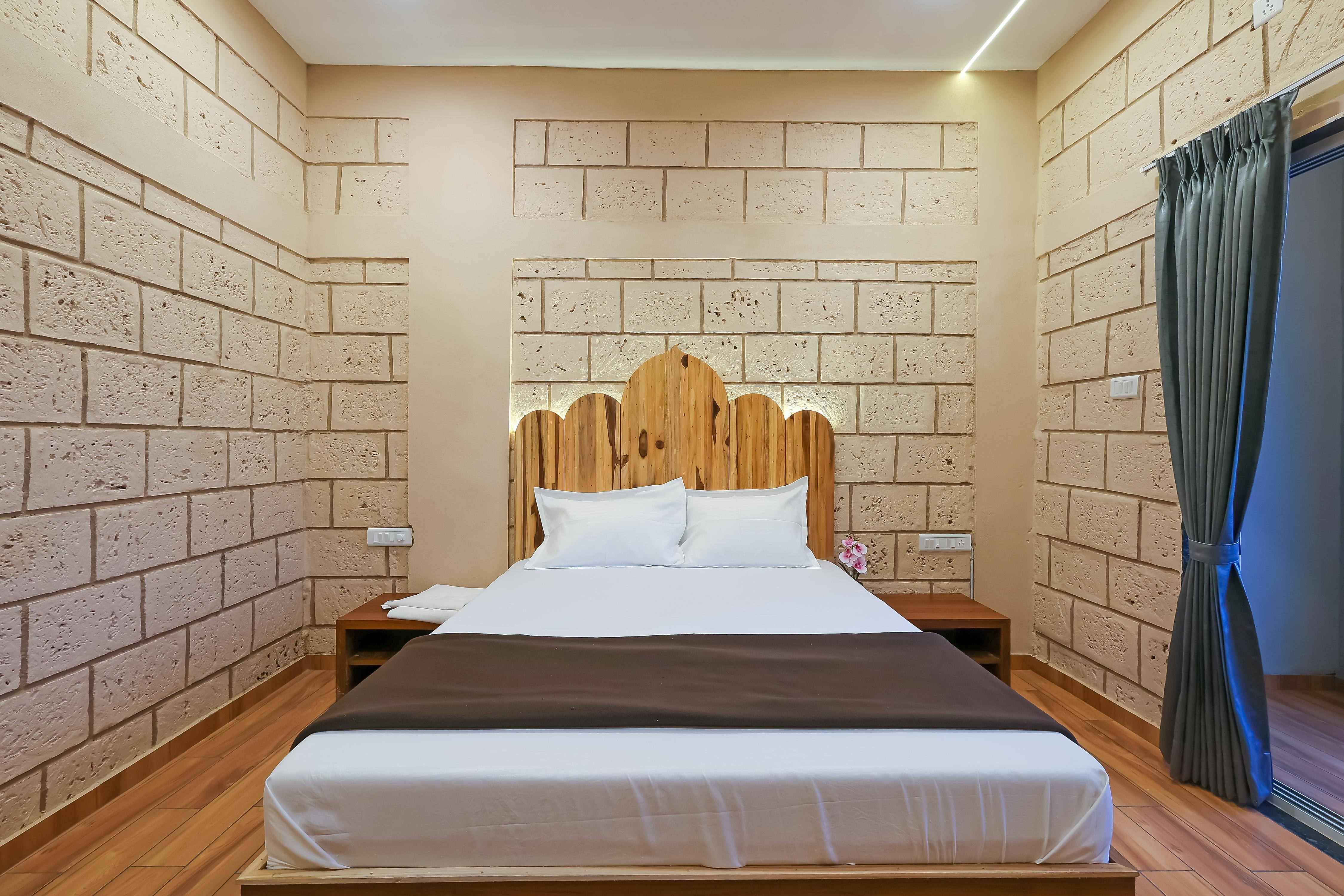 Deluxe Room With Balcony Non Ac 1