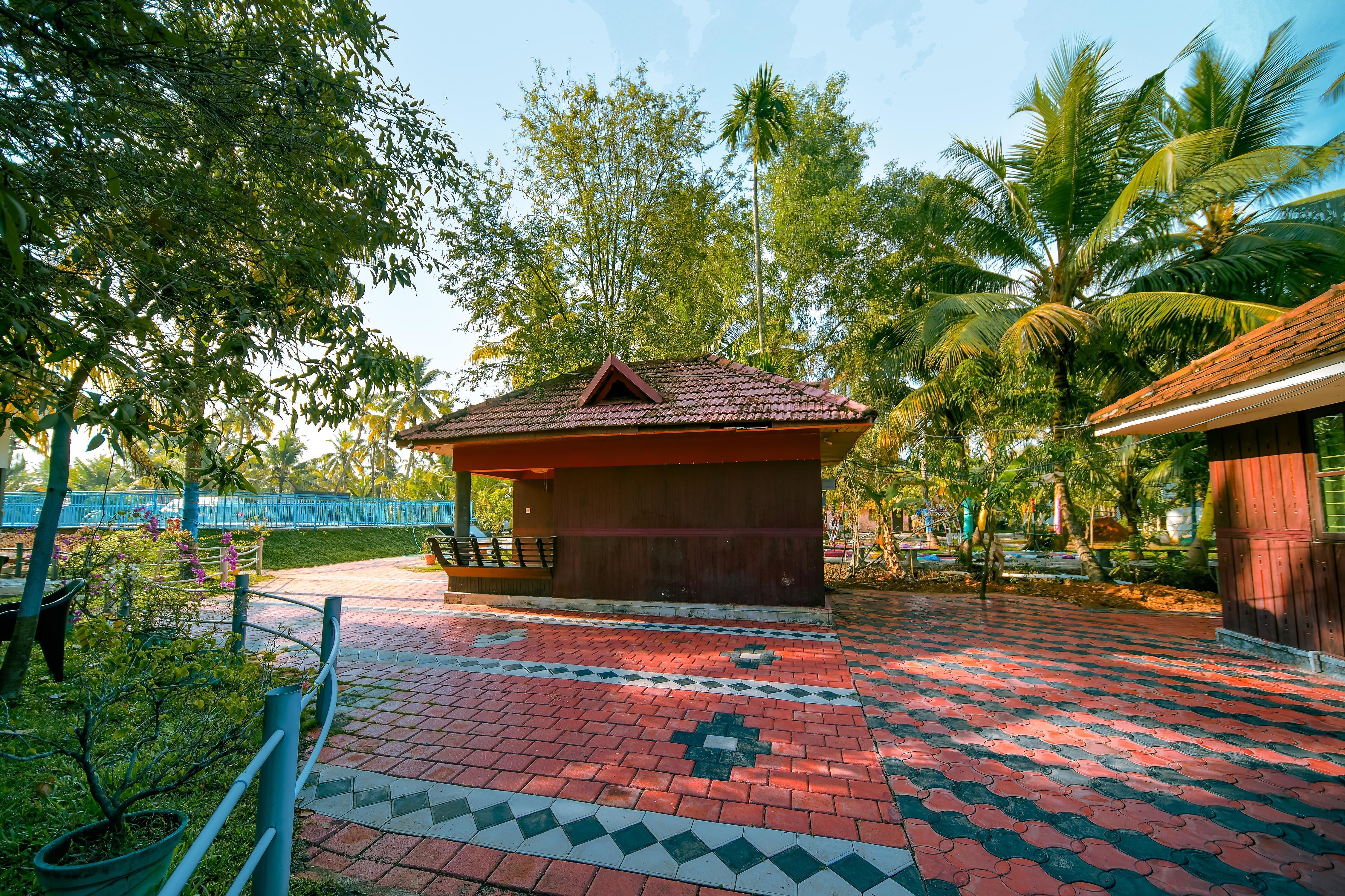 Manroe Island Lake Resort - Tap to explore photos