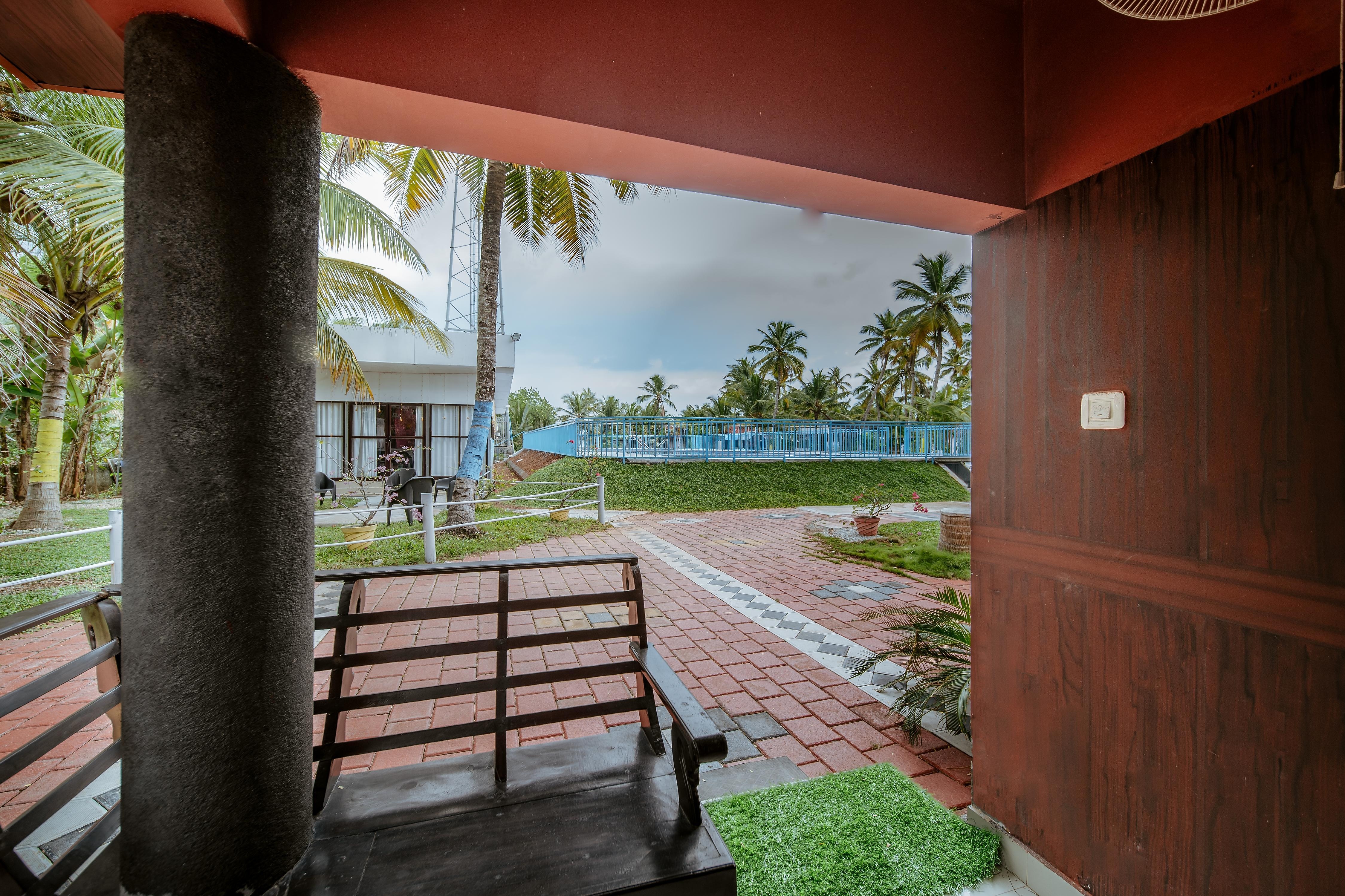 Manroe Island Lake Resort - Tap to explore photos