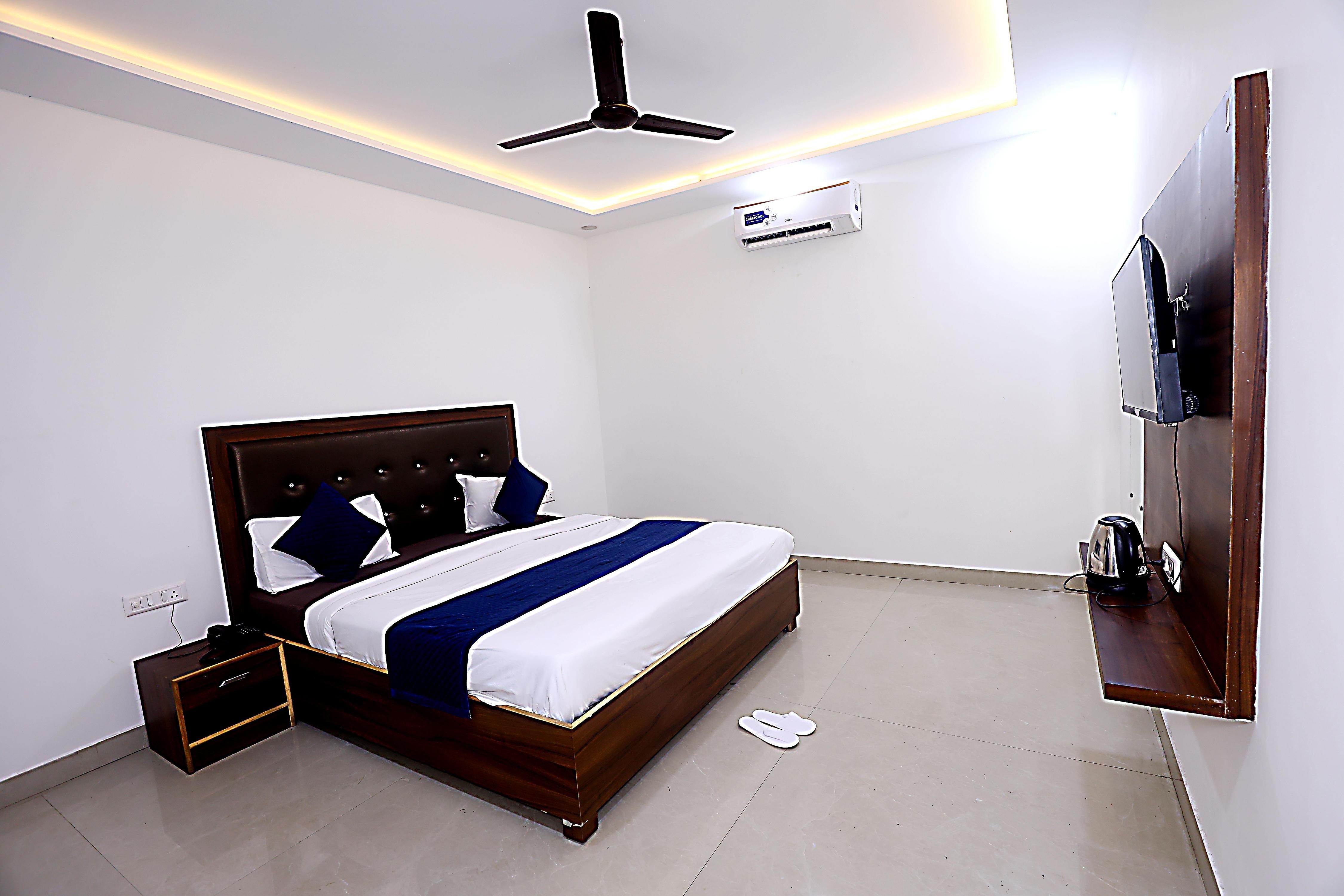 Hotel Akash Inn 300m From Taj Mahal - Tap to explore photos