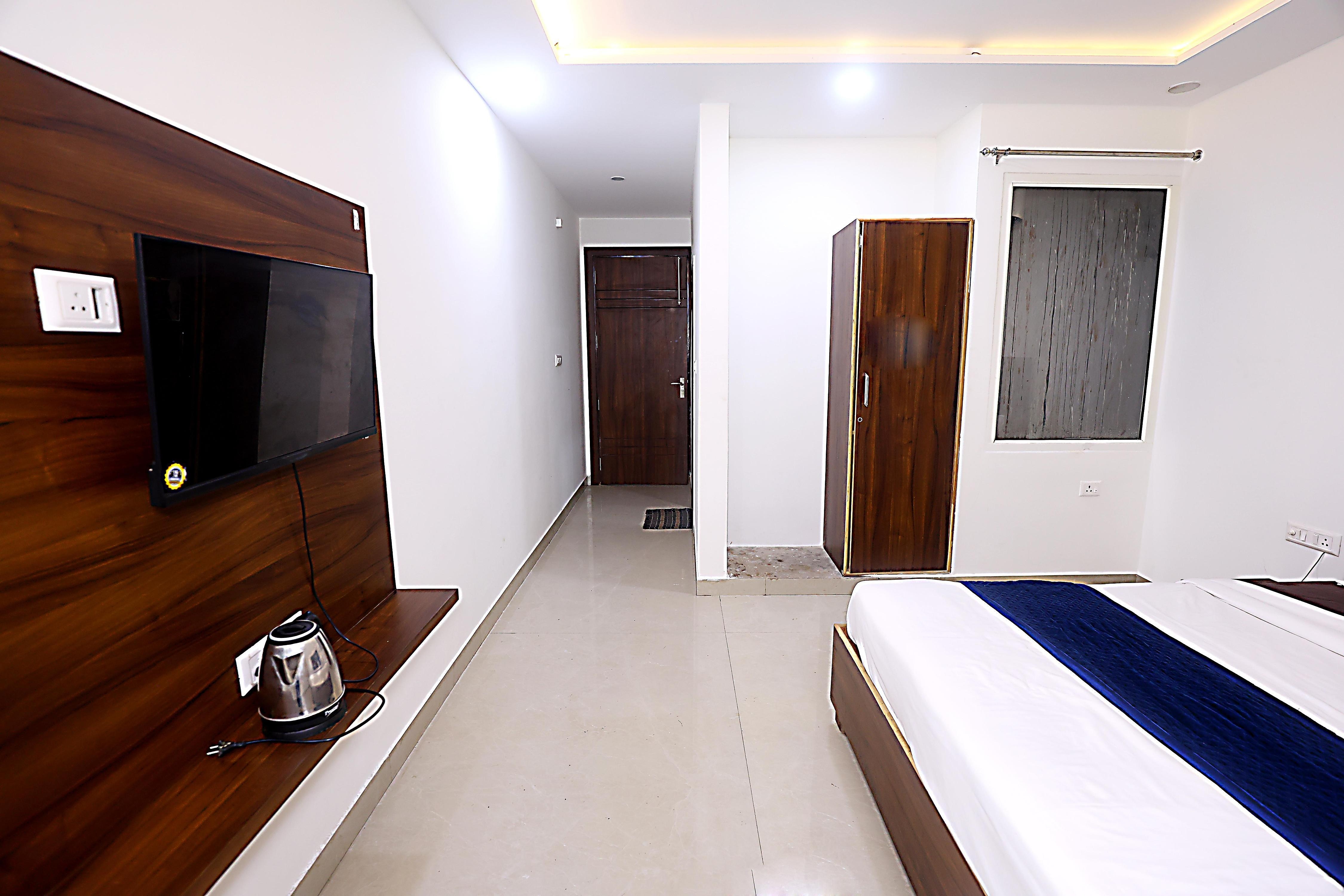 Hotel Akash Inn 300m From Taj Mahal - Tap to explore photos