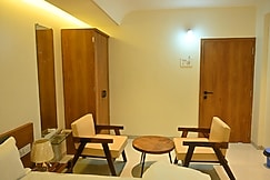 The Royal Court Lodging & Bar, Daund