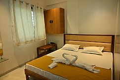 The Royal Court Lodging & Bar, Satara