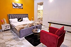 The London Villa, Varanasi