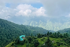 Cozy 1 Bedroom and Lounge with Scenic Balcony in Mashobra Himachal Pradesh, Mashobra