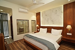 Hotel Paradise, Pachhad