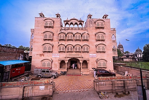 Omji Kathiya Mandir | 2km from Ram Temple