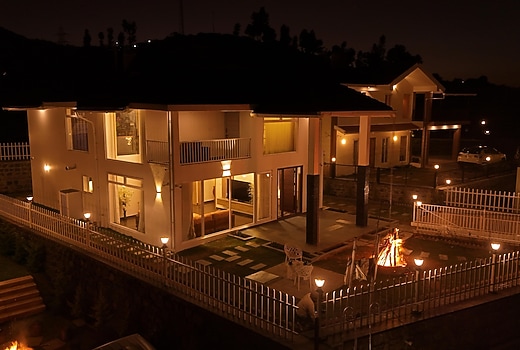 Dreamcloudz Retreats | The Lavish Grande Villa | 3 BHK