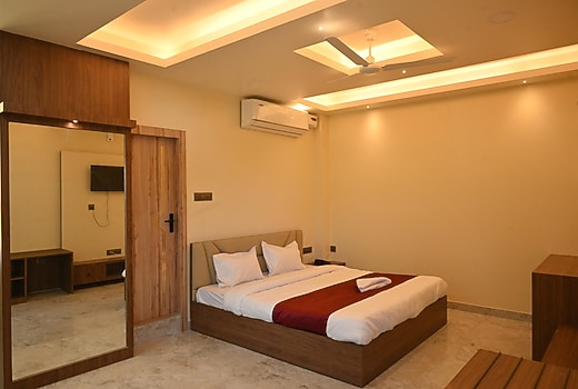 Rudra Inn Bhangagarh | 5 Minutes from Nemcare Hospital